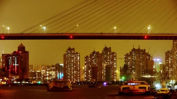 Lapso de tiempo, barcos iluminados en el río por la noche, a través del puente marítimo, urbano . — Vídeo de stock