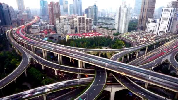 Time-lapse, verkeerslichten trail op viaduct uitwisseling, van dag tot nacht. — Stockvideo