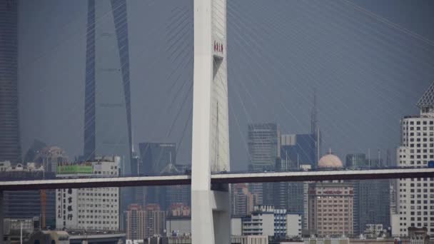 China-Sep 08,2016: a través del puente marítimo en Shangai, el tráfico urbano, el fondo moderno edificio de la ciudad — Vídeos de Stock