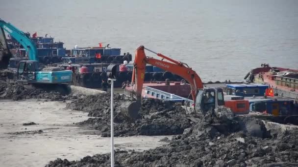 China-Sep 08,2016: escavadeira de trabalho & caminhão basculante no local de construção, cais de shanghai & transporte . — Vídeo de Stock