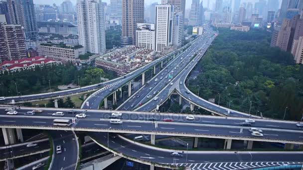Tung trafik på motorväg interchange, Aerial View av Shanghai Skyline. — Stockvideo