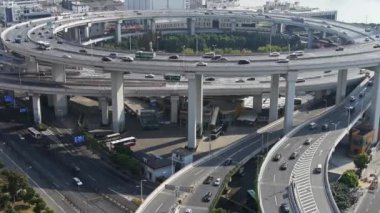 zaman atlamalı, kentsel Üstgeçit trafik değişim havadan görünümü.