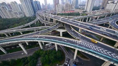 Ağır trafik otoyol kavşağı, Shanghai manzarası havadan görünümü.