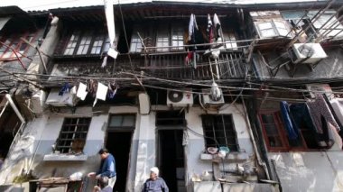 Çin-Eyl 08, 2016: yaşlı kadın rahat bir sandalyede oturuyor tipik Çin eski şehir sokak, Çin.