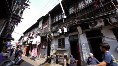 Çin-Ağu 08, 2016: yaşlı kadın rahat bir sandalyede oturuyor tipik Çin eski şehir sokak, Çin.