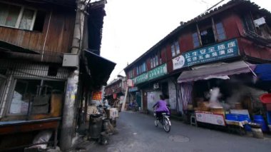 Çin-Ağu 08, 2016: tipik Çin tarihi kent sokak, Şanghay geleneksel alışveriş pazarı.
