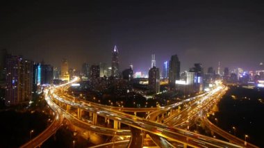 sürüş ve ışıklar streaking ile yarış arabaları geceleri iz.