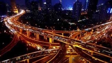 Shanghai gece hava görünümü araba trafik Jam Üstgeçit kavşak üzerinde.