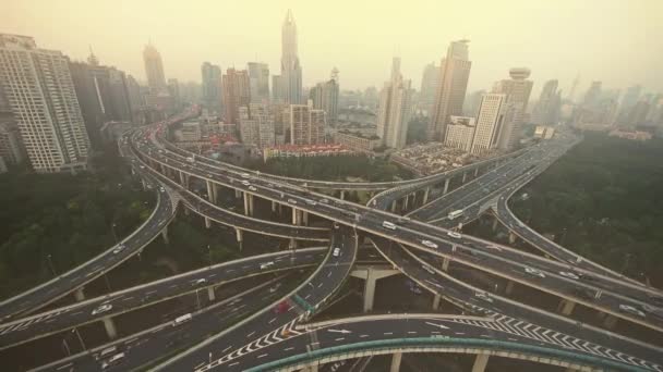 Time-lapse, zware verkeer op de snelweg interchange, ernstige Shanghai verontreiniging haze — Stockvideo