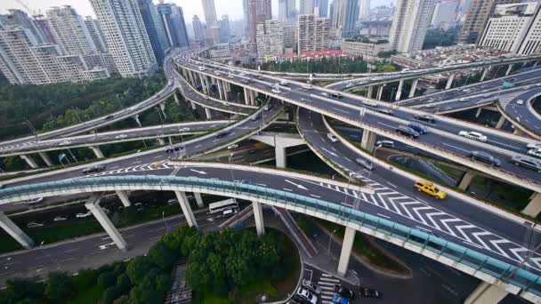Интенсивное движение на автодорожной развязке, Воздушный вид Шанхая Skyline . — стоковое видео