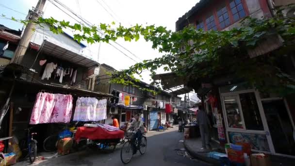 China-sep 08.2016: typische chinesische altstadtstraße, traditionelle residenzen in shanghai. — Stockvideo