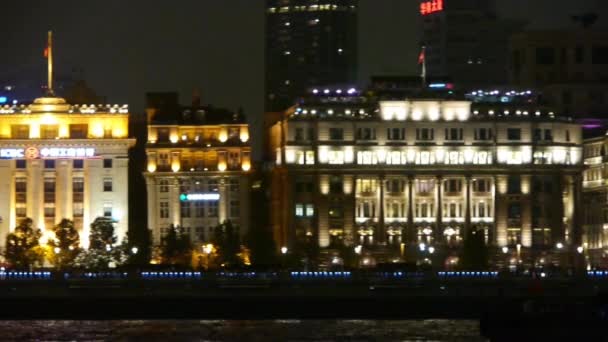 Personas en movimiento silueta con viejo estilo europeo edificio de fondo por la noche . — Vídeos de Stock