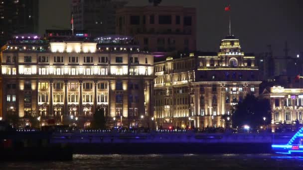 Chiny-sierpień 08, 2016: jasno oświetlone statków cruising Shanghai Bund w nocy, stary styl budynku. — Wideo stockowe