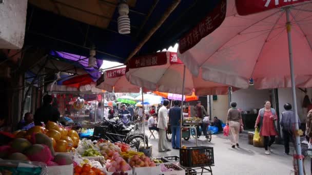 Chiny-sierpień 08, 2016: typowy chiński starego miasta ulica, shanghai handlowej rynek owoców Stand. — Wideo stockowe