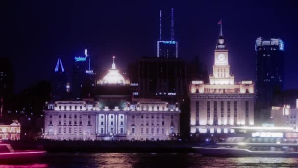 China-Aug 08,2016: lapso de tempo, navios brilhantemente iluminados cruzando Shanghai Bund à noite, prédio antigo . — Vídeo de Stock