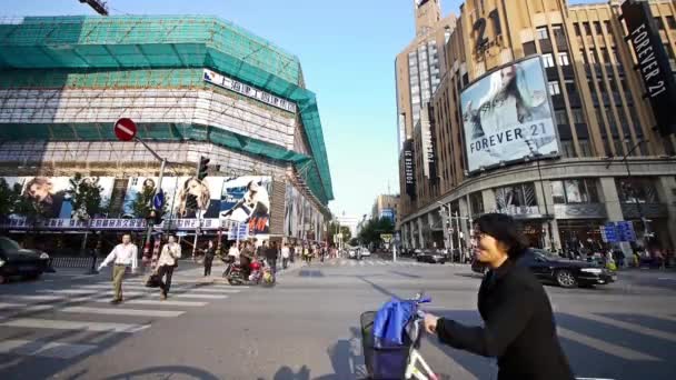 Çin-Ağu 08, 2016:time sukut, geçiş işlek cadde şehir Shanghai nanjing-yol Çin halkı. — Stok video
