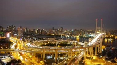 otoyol kavşağı, aydınlık cityscape Timelapse gece ağır trafik.
