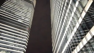 gece, kentsel morden iş binalar bölgesine, closeup gökdelen.