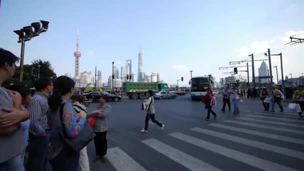 Kina-Aug 08, 2016:time tidsförlopp, personer som korsar vägen med Shanghai lujiazui företag byggnad. — Stockvideo