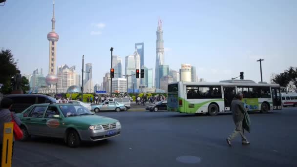 China-Aug 08, 2016:people kruising de weg met Shanghai lujiazui zakelijke gebouw. — Stockvideo