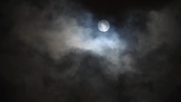 Vollmond am bewölkten Himmel, Nachtflug über Wolken, Zeitraffer. — Stockvideo