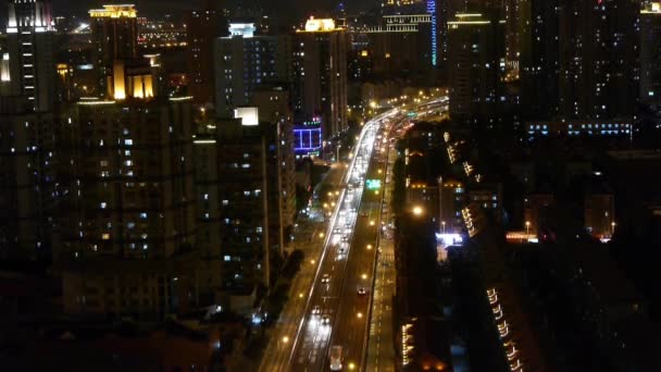 Waktu telah berlalu lintas kota yang sibuk di malam hari, latar belakang bangunan morden perkotaan . — Stok Video