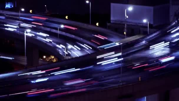 The light trails of fast moving cars on overpass, city traffic, time lapse . — стоковое видео