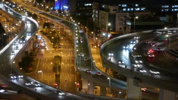Крупный план городского движения на путепроводе развязки ночью, время действия . — стоковое видео