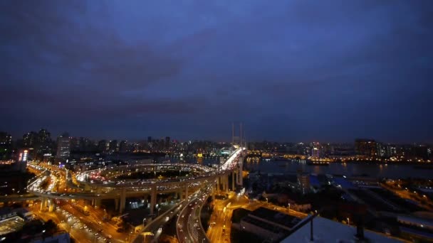 Timelapse traffico pesante sull'interscambio autostradale di Shanghai di notte, fiume Huangpu . — Video Stock