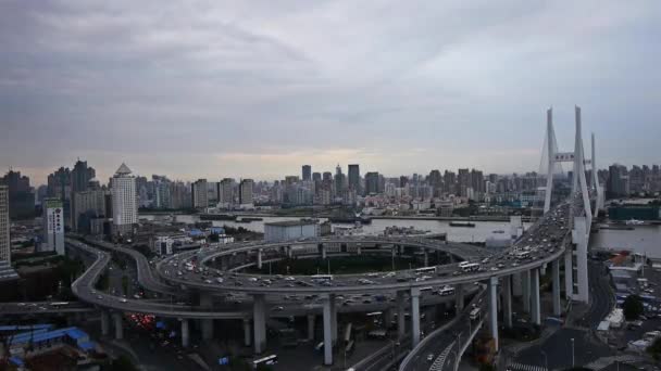 Vista aérea del intercambio de tráfico de paso elevado shanghai nanpu, lapso de tiempo . — Vídeo de stock
