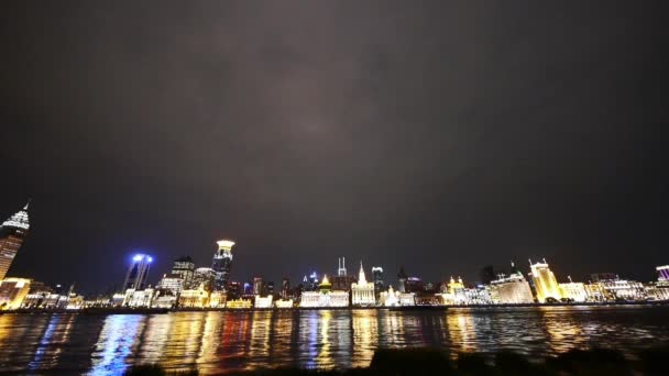 Shanghai Bund uitzicht van pudong's nachts, oude gebouw verlichting in stijl weerspiegelen rivier — Stockvideo