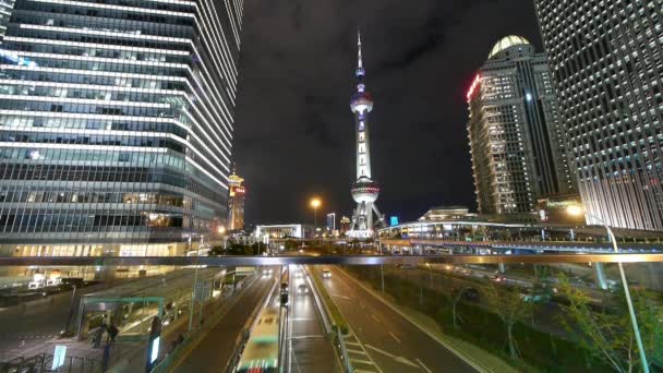 China-August 08.2016: Stadtverkehr & hell erleuchteter städtischer WirtschaftsWolkenkratzer in der Nacht, shanghai china. — Stockvideo