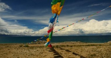 Gölü namtso ve kar dağ, üzerinde inişli çıkışlı 4 k büyük bulutlar kitle dua bayrak Rüzgar.