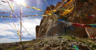 Tibet, mağara meditasyonda eski keşiş Gölü namtso 4 k dua bayraklar.