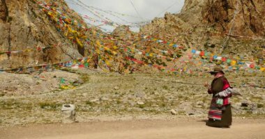 Çin-Eyl 08, 2016:4 k Tibetliler Tibet, dua bayrakları Gölü namtso, Hacı yürüyüş.