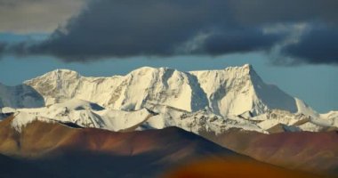 4k büyük kitle Gölü namtso ve kar dağ, tibet mansarovar üzerinde haddeleme bulutlar.