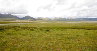 4 k bulutlar yığın üzerinde Tibet dağ, kır akan nehir haddeleme