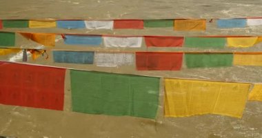 4 k dua bayrağı nehrinde lhasa, tibet.