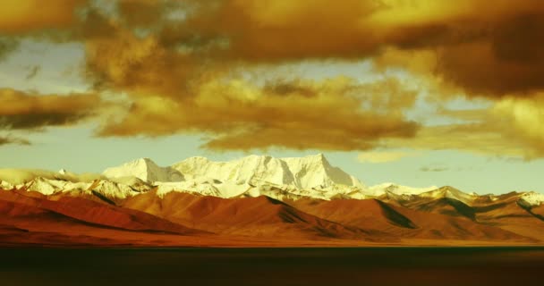 4k timelapse enormes nubes masa sobre nieve montaña, puesta del sol reflejo lago namtso . — Vídeos de Stock