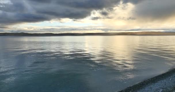 4k enorme massa nuvole rotolando sopra il lago Namtso al mattino, tibet mansarovar . — Video Stock