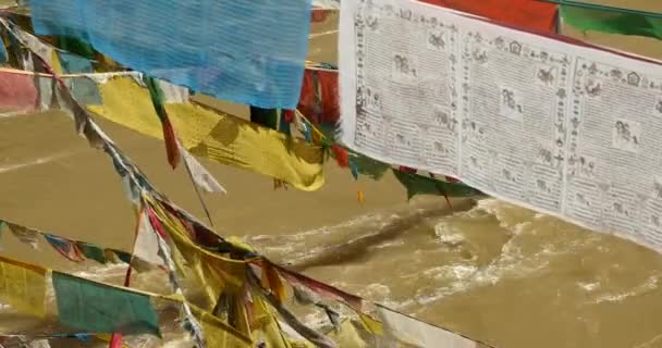 4 k προσευχή σημαία στον ποταμό Λάσα, Θιβέτ. — Αρχείο Βίντεο