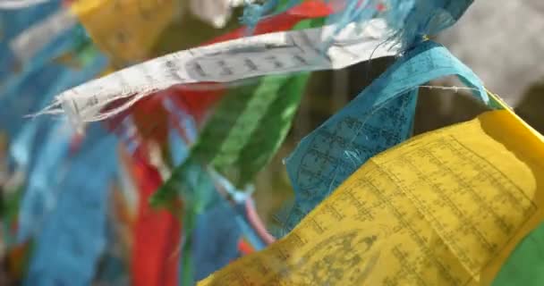 4 k, 티베트 기도 깃발의 클로즈업. — 비디오