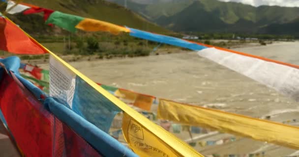 Bandeira de oração 4k no rio lhasa, Tibete . — Vídeo de Stock