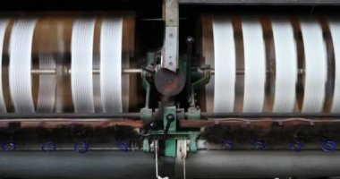 4 k Makina üreten doku içinde A ipek fabrikası, İpek iplik Makina toplama.