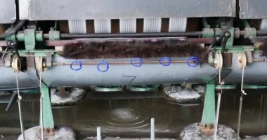 4 k Makina üreten doku içinde A ipek fabrikası, İpek iplik Makina toplama.