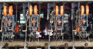 4 k A iplik makinası toplamak içinde makaralama makine işlemi içinde ipek konu.