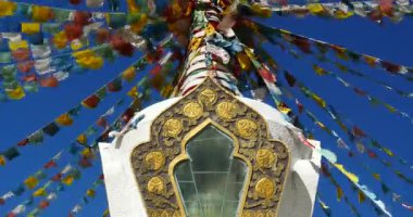 4 k Beyaz Budist stupa ve uçan dua bayrakları shangrila yunnan, Çin.