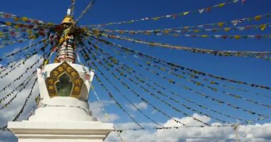 4 k Beyaz Budist stupa ve uçan dua bayrakları shangrila yunnan, Çin.