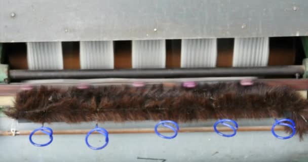 4k Maschine zur Herstellung von Tüchern in einer Seidenfabrik, Spinnmaschine sammelt Seide. — Stockvideo