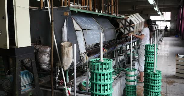 Kina-Apr 08, 2017:4 k maskin producerar vävnader i en siden fabrik, Spinning maskin samla silk. — Stockvideo